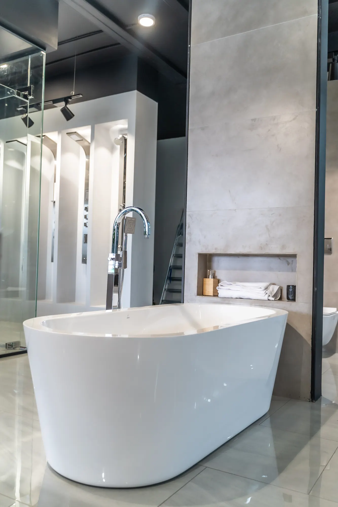 Freestanding bathtub and floor-mounted filler in the showroom